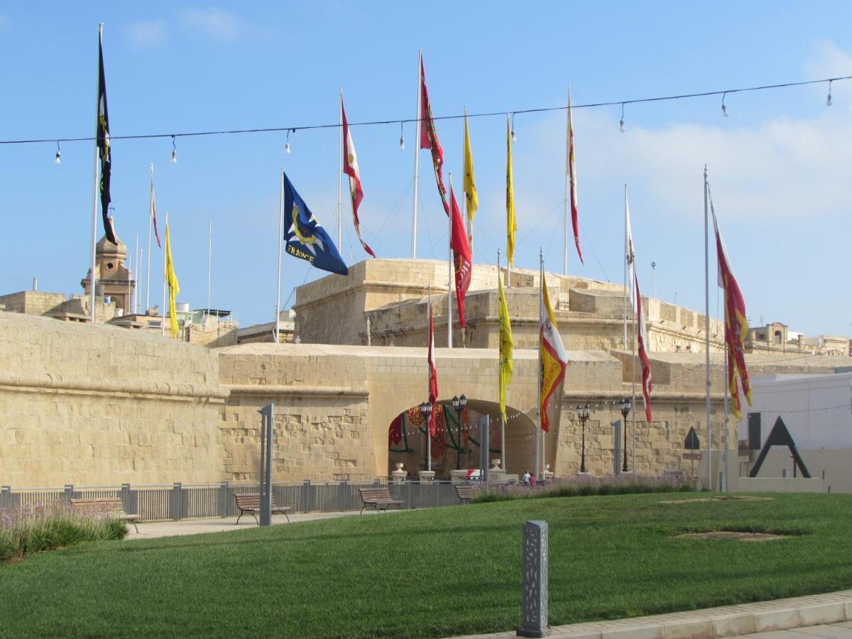 Vittoriosa' Seafront 2 Bed Highly Furnished Apartment Buitenkant foto
