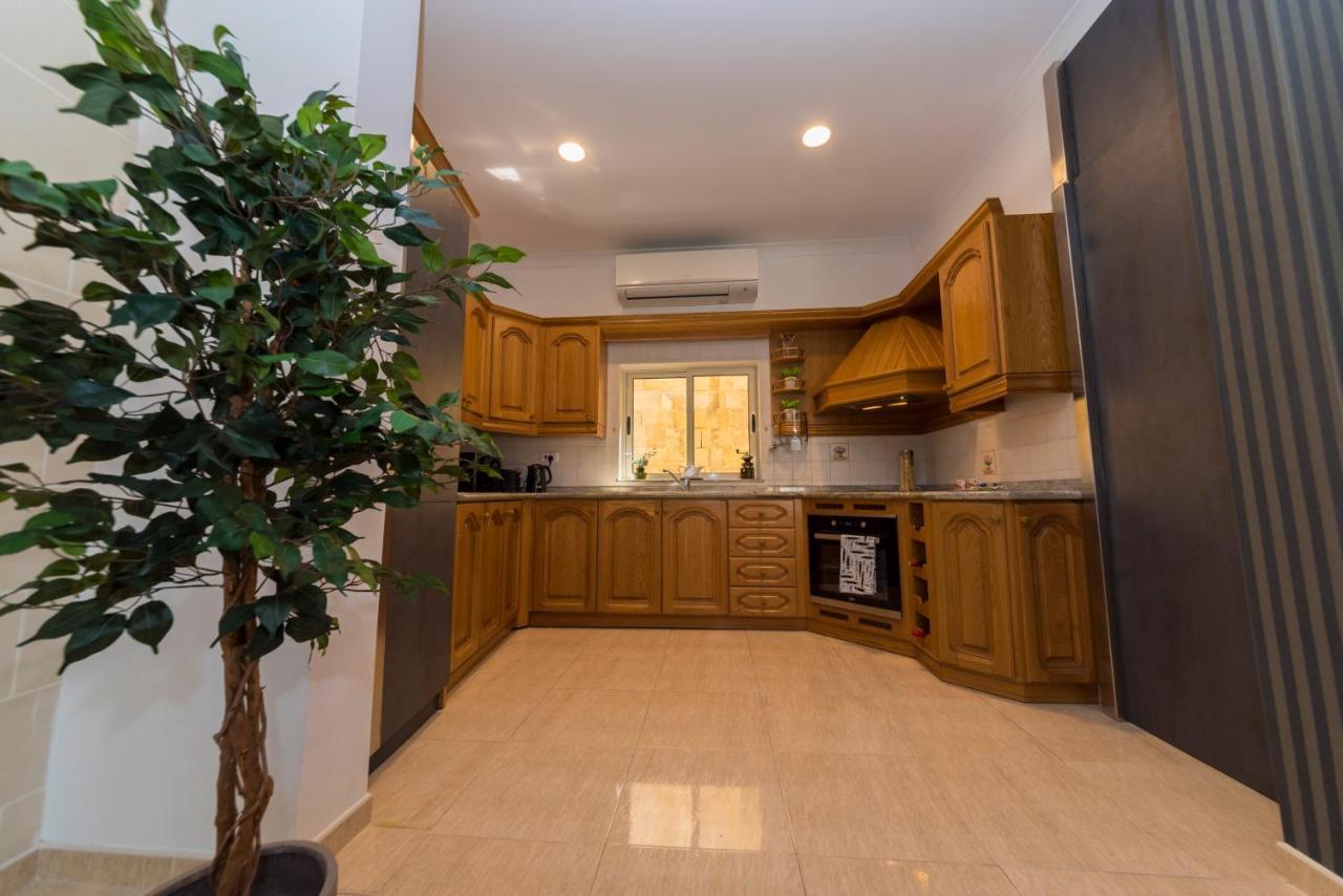 Vittoriosa' Seafront 2 Bed Highly Furnished Apartment Buitenkant foto