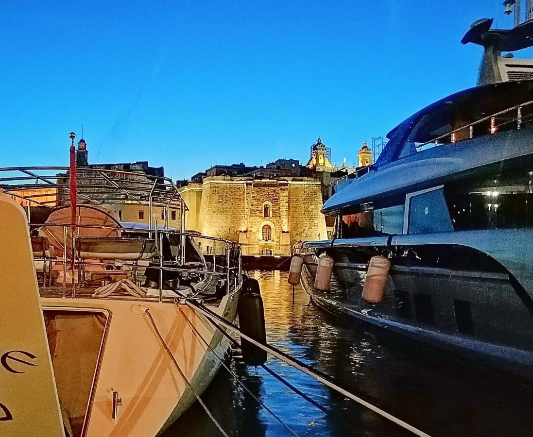 Vittoriosa' Seafront 2 Bed Highly Furnished Apartment Buitenkant foto