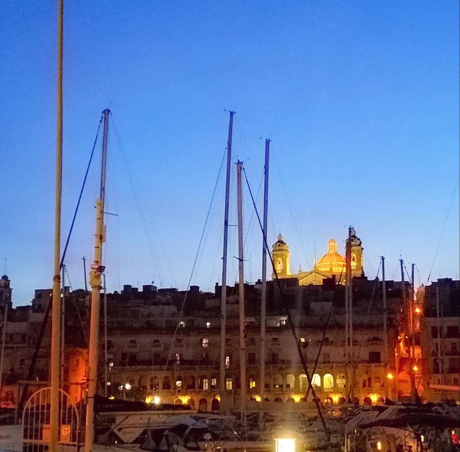 Vittoriosa' Seafront 2 Bed Highly Furnished Apartment Buitenkant foto