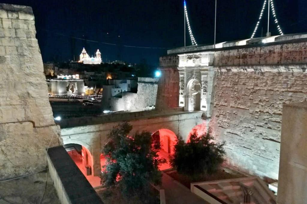 Vittoriosa' Seafront 2 Bed Highly Furnished Apartment Buitenkant foto