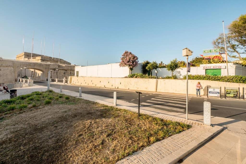 Vittoriosa' Seafront 2 Bed Highly Furnished Apartment Buitenkant foto