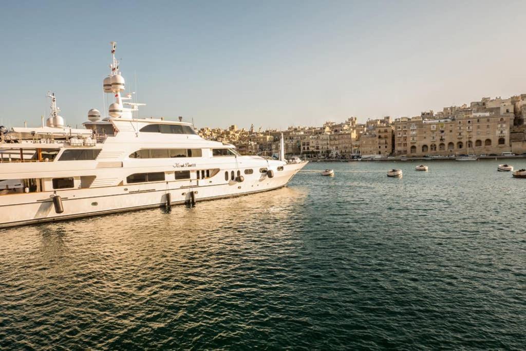 Vittoriosa' Seafront 2 Bed Highly Furnished Apartment Buitenkant foto