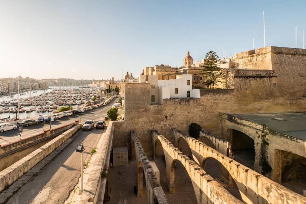 Vittoriosa' Seafront 2 Bed Highly Furnished Apartment Buitenkant foto