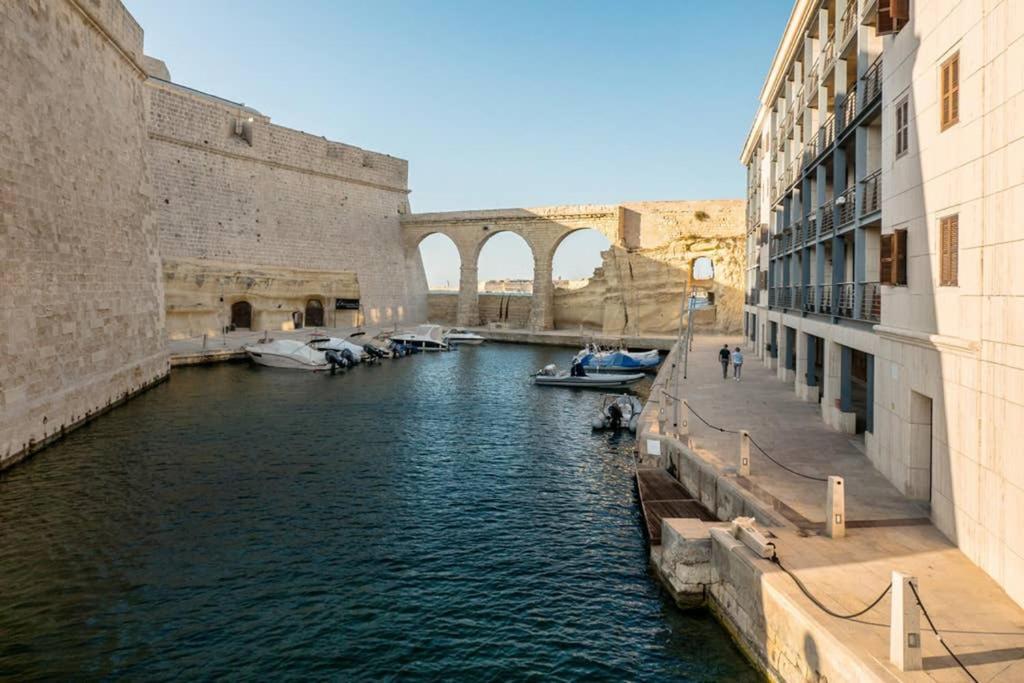 Vittoriosa' Seafront 2 Bed Highly Furnished Apartment Buitenkant foto